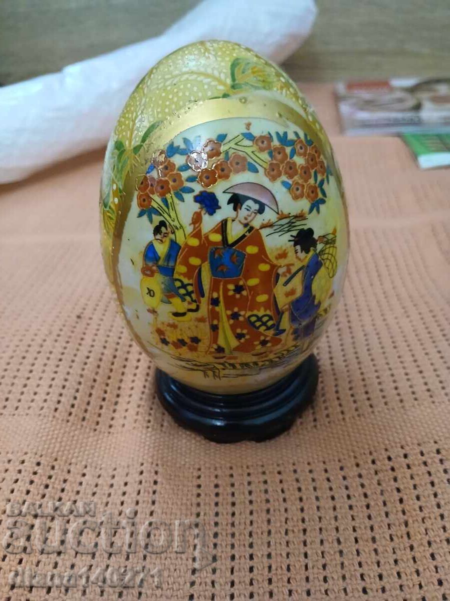 Ou ceramic pe suport 13 cm pictat cu motive chinezești cu preț € 3.50 | 6.85 BGN