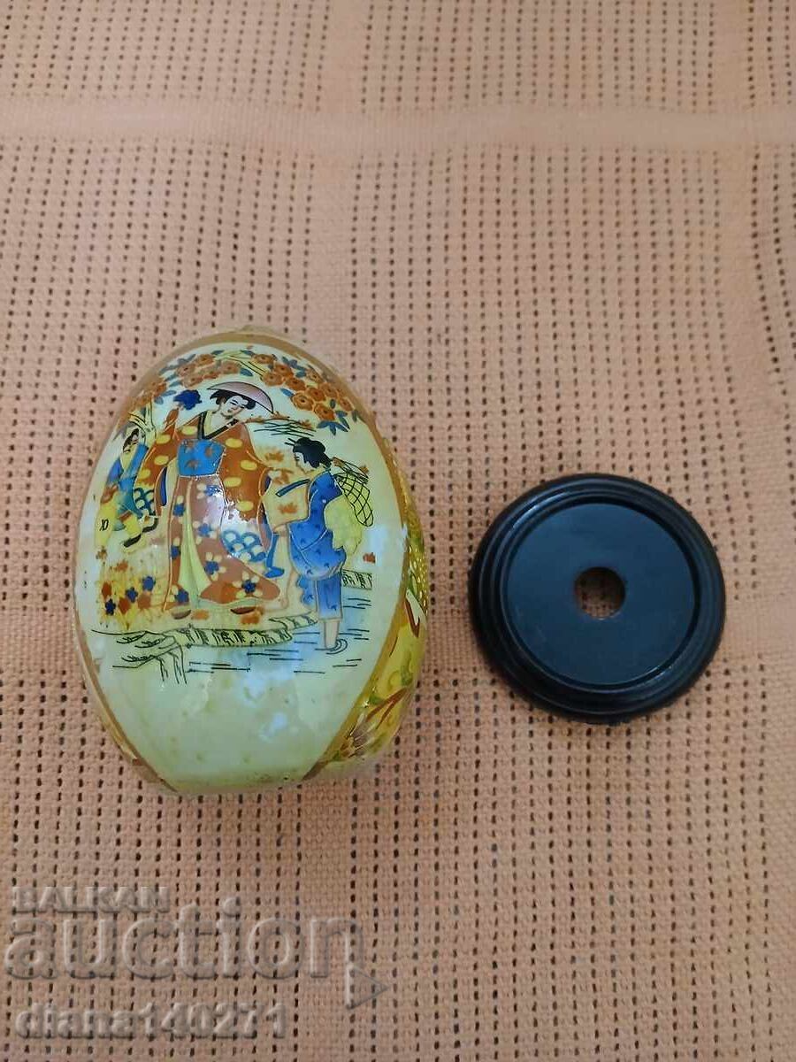 Ou ceramic pe suport 13 cm pictat cu motive chinezești