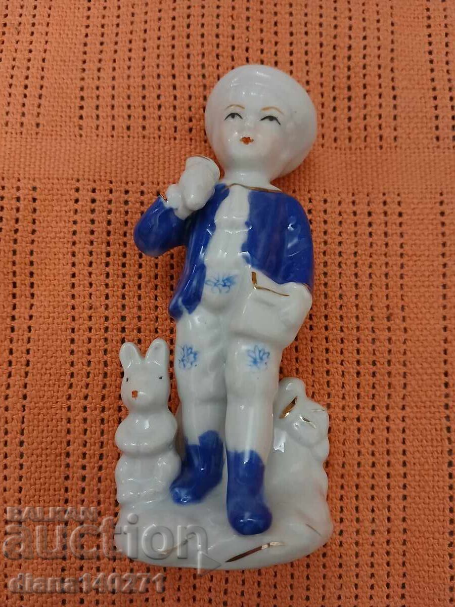 Figurină din porțelan băiat cu iepuraș 14 cm
