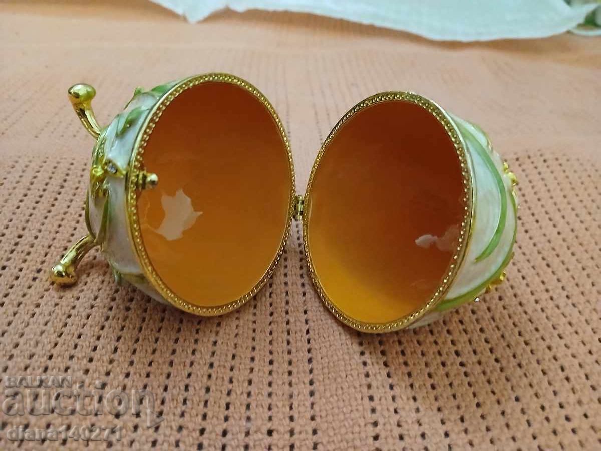 Cutie ceramică în formă de ou 10 cm cu preț € 6.00 | 11.73 BGN