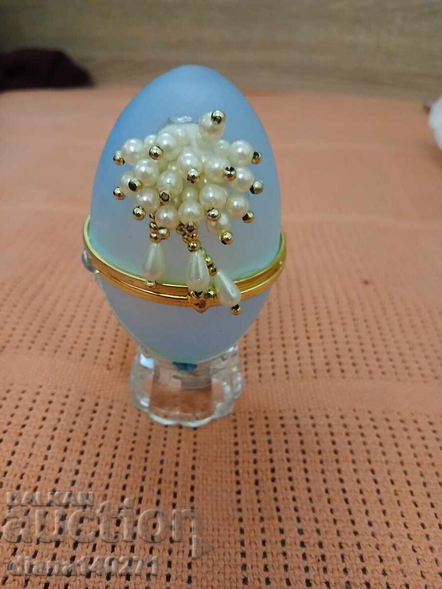 Stŭkleno yaĭtse kutiĭka na stoĭka sveti, no e bez baterii 10 s