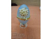 Kutiĭka ot stŭklo vŭv formata na yaĭtse na stoĭka, sveti, no e bez baterii 10 sm