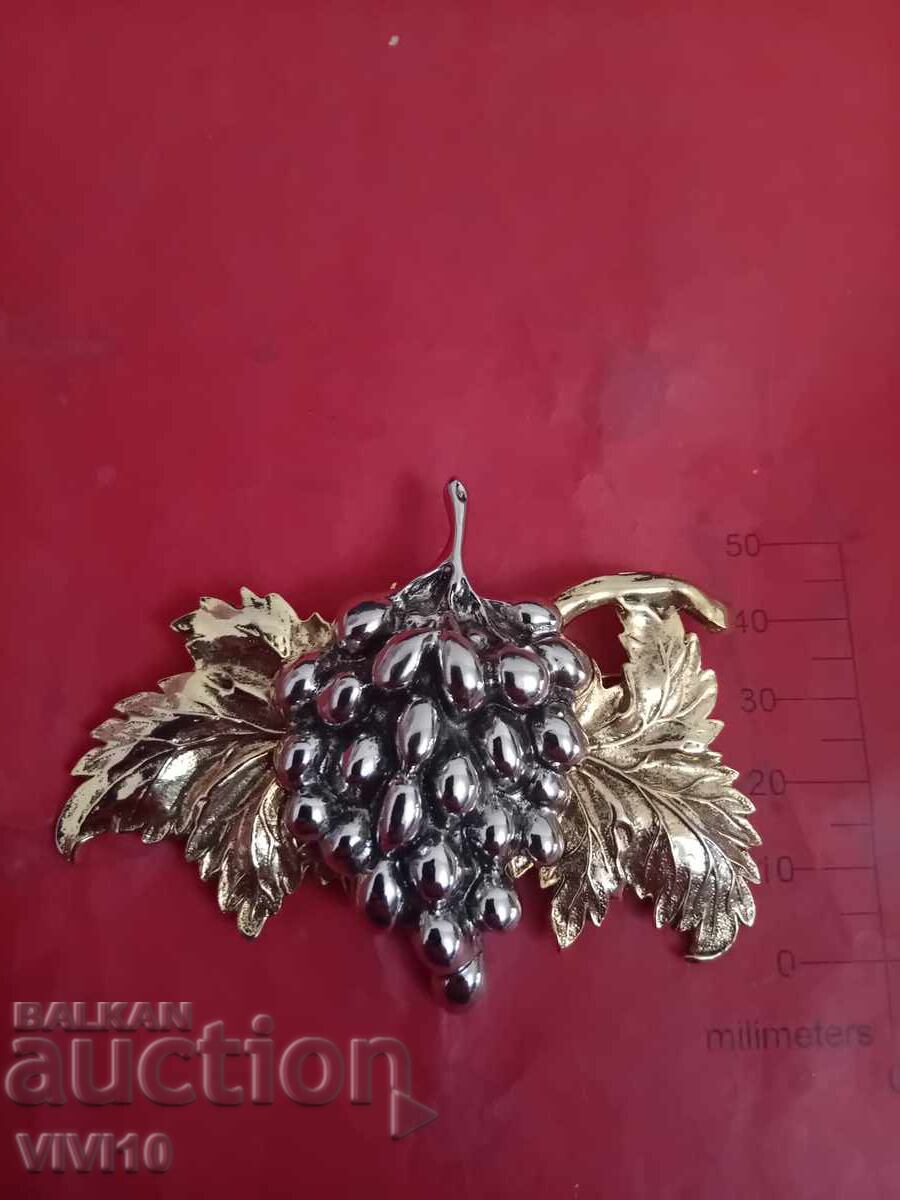 Αντίκα καρφίτσα, σταφύλι