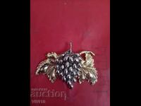 Αντίκα καρφίτσα, σταφύλι