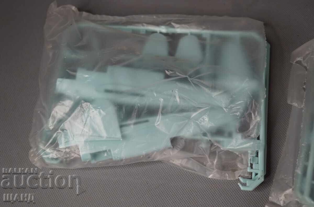 Аукцион Стара Полска пластмасова играчка модел самолет за сглобяван Аукцион Стара Полска пластмасова играчка модел самолет за сглобяван