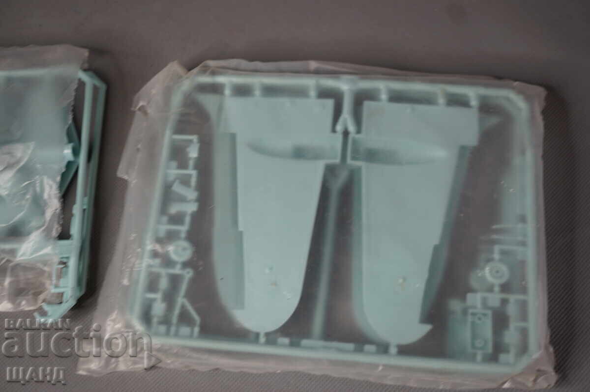 Доставка на Стара Полска пластмасова играчка модел самолет за сглобяван Доставка на Стара Полска пластмасова играчка модел самолет за сглобяван