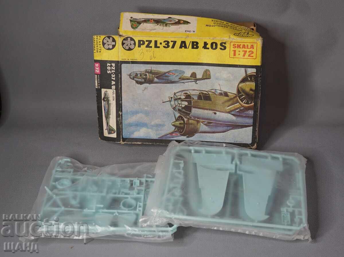 Стара Полска пластмасова играчка модел самолет за сглобяван Стара Полска пластмасова играчка модел самолет за сглобяван