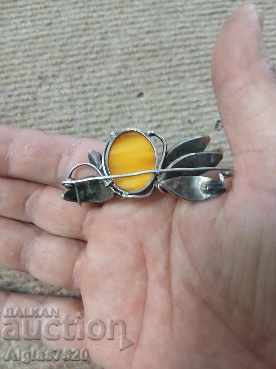 Delivery of Old, worn, silver brooch with stone