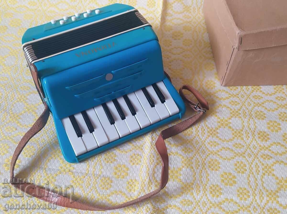 VERMONA Акордеон детски 70те год.колекционерски с цена € 60.00 | 117.35 лв. VERMONA Акордеон детски 70те год.колекционерски с цена € 60.00 | 117.35 лв.