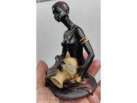 STATUETĂ AFRICANA PLASTIC FIGURĂ FEMEIE SĂNĂTOASĂ