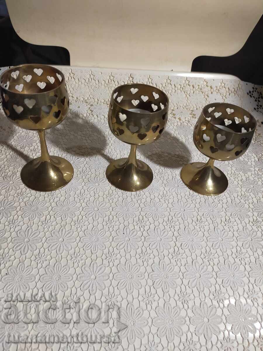 τρία μεταλλικά κηροπήγια