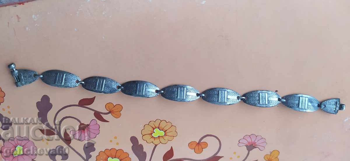 Παράδοση Vŭzrozhdenska srebŭrna rezbovana grivna