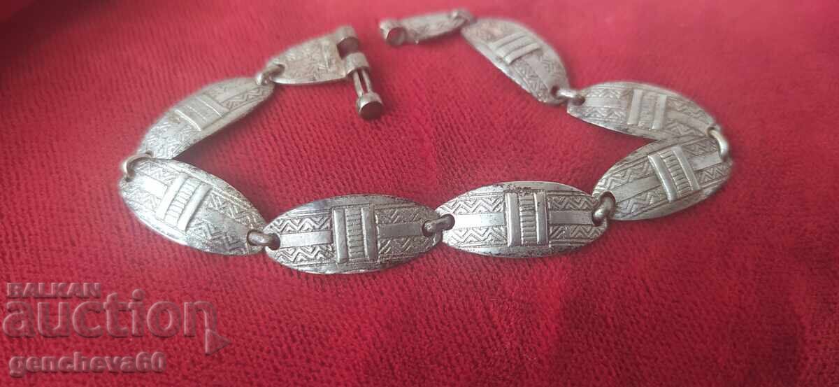 Vŭzrozhdenska srebŭrna rezbovana grivna