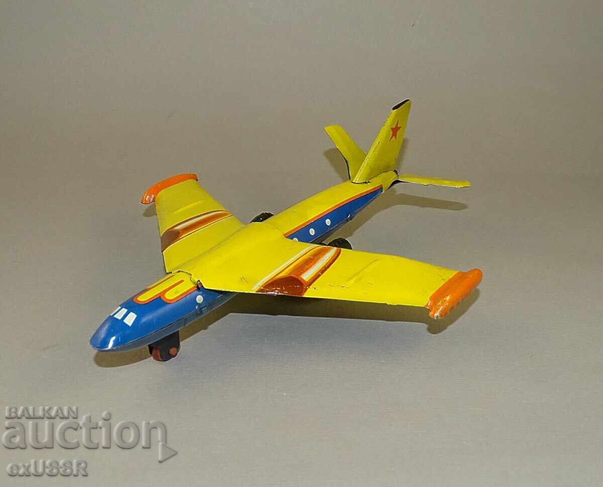 Avion de jucărie rusesc din tablă