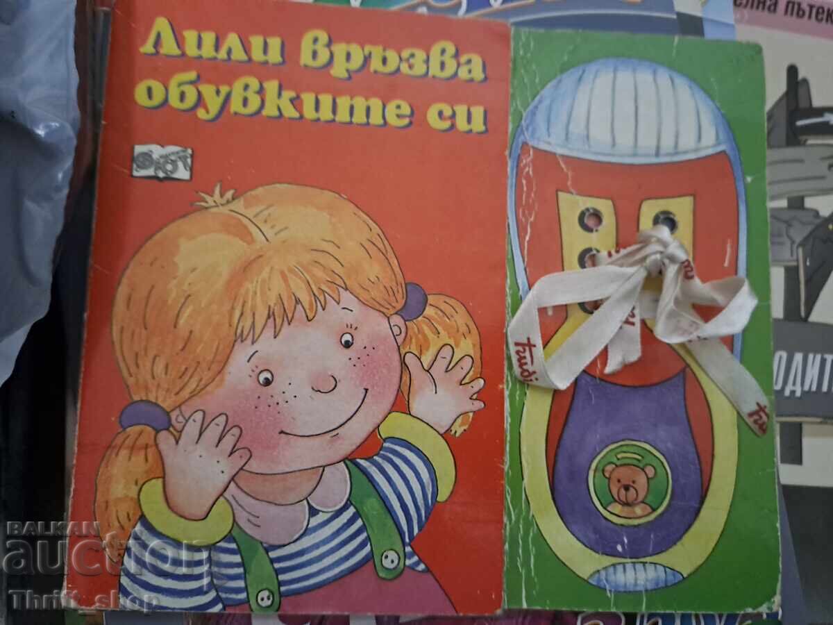 Lily își leagă șireturile