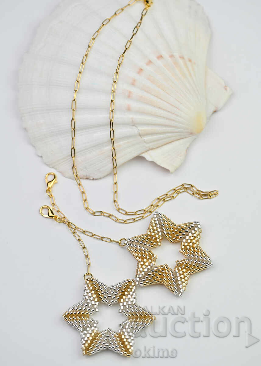 Colier cu două pandantive stele în alb și auriu cu preț € 52.50 | 102.68 BGN Colier cu două pandantive stele în alb și auriu cu preț € 52.50 | 102.68 BGN