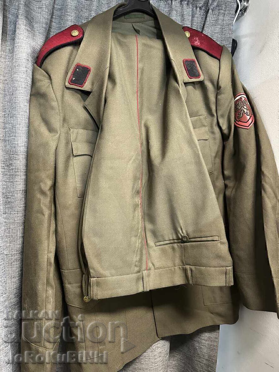 UNIFORMĂ MILITARĂ DE PARADĂ — Jachetă și Pantalon cu preț € 12.00 | 23.47 BGN