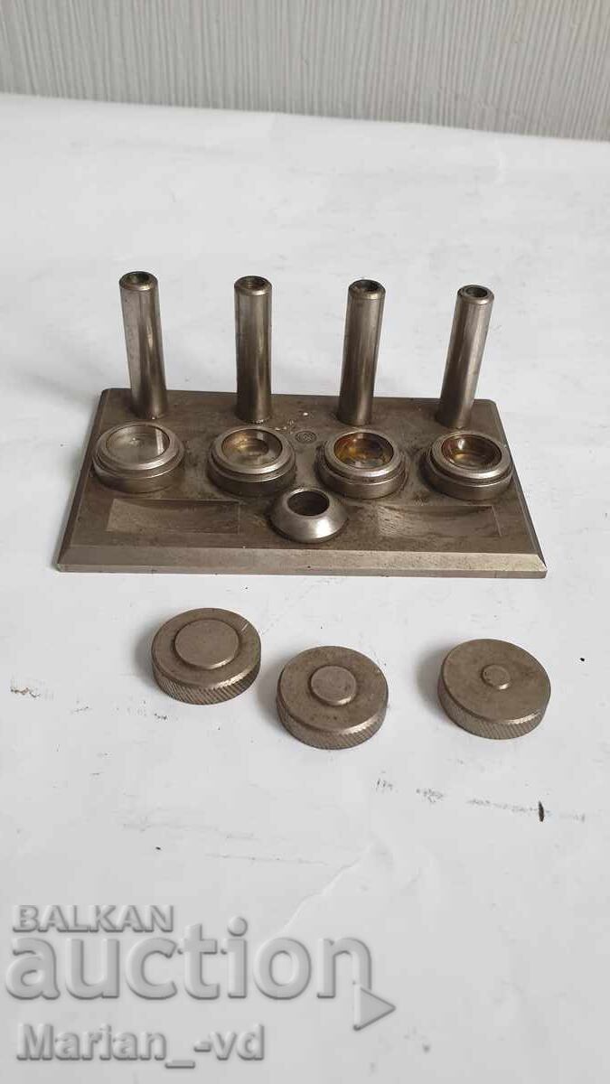 Suport din oțel pentru 4 uleiuri de lubrifiere pentru ceasuri cu preț € 30.00 | 58.67 BGN