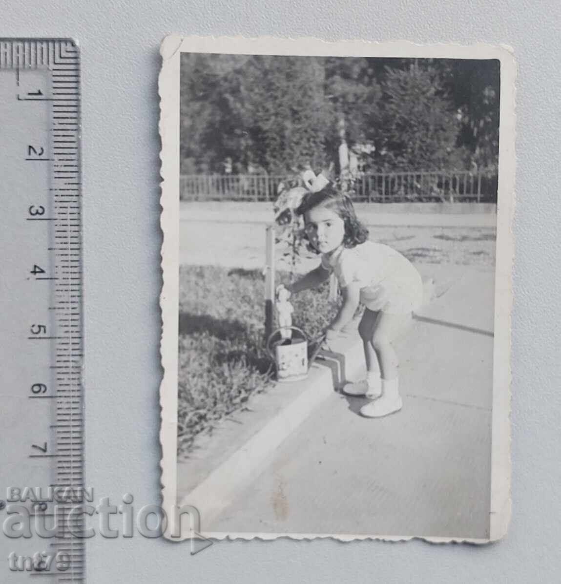 Аукцион Снимка дете с играчки – Кюстендил, Царство България. Аукцион Снимка дете с играчки – Кюстендил, Царство България.