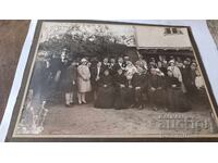 Fotografie Proaspăt căsătoriți cu prietenii lor Carton