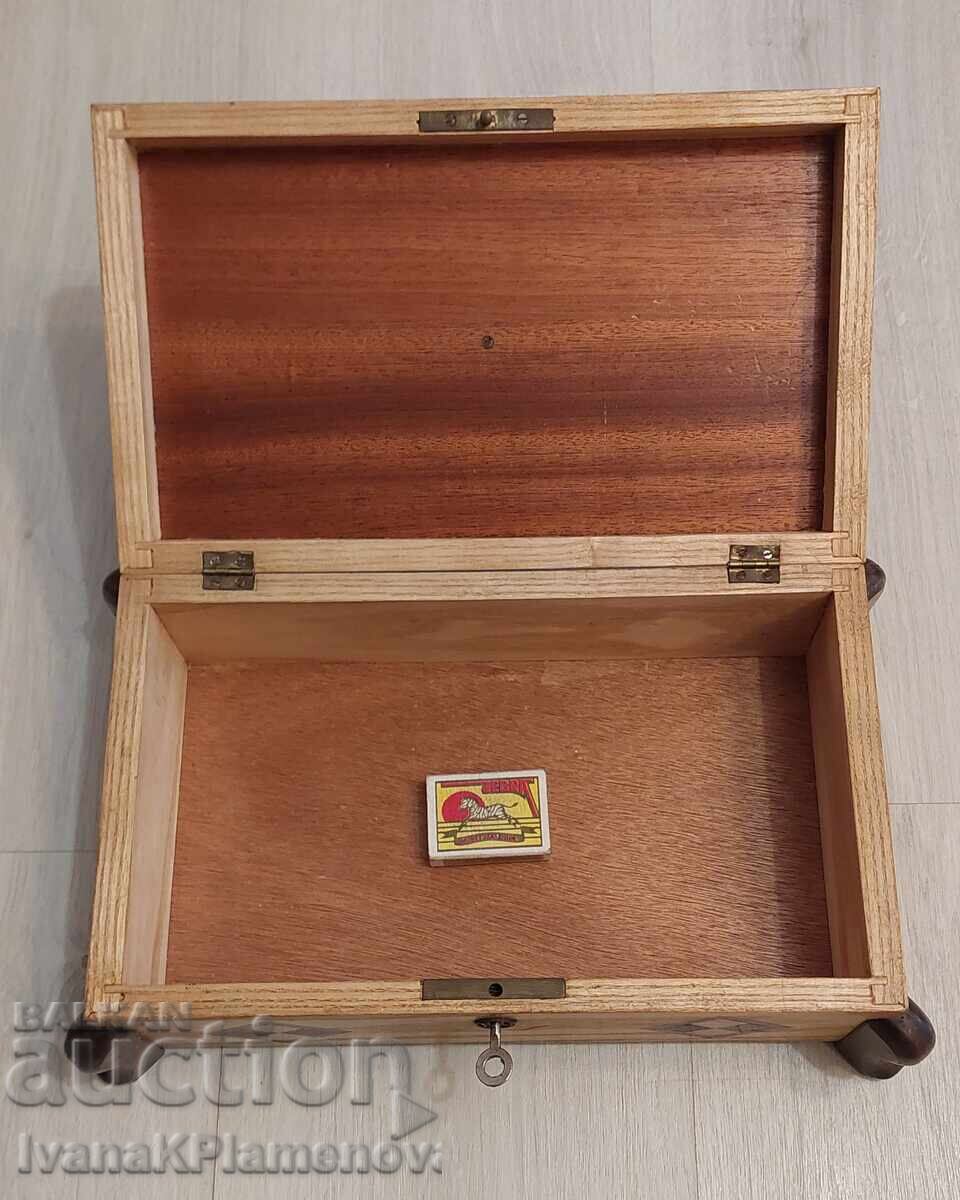 Wooden box with key for connoisseurs - 7