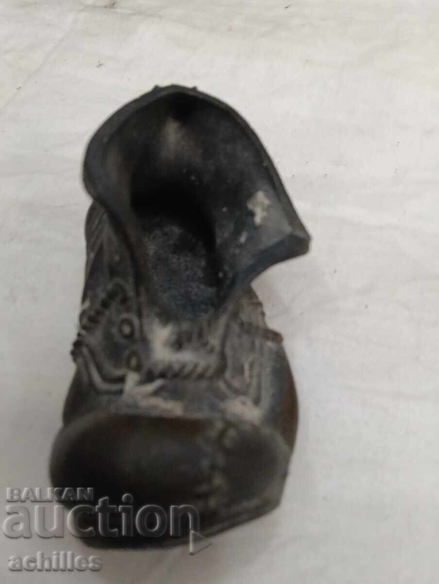 Обувката на  Чарли Чаплин с цена € 4.00 | 7.82 лв.