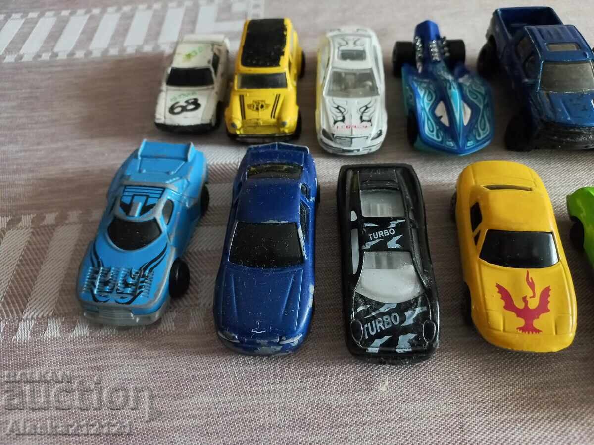 Lot de mașinuțe metalice și din plastic cu preț € 5.00 | 9.78 BGN Lot de mașinuțe metalice și din plastic cu preț € 5.00 | 9.78 BGN