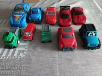 O mulțime de cărucioare de plastic