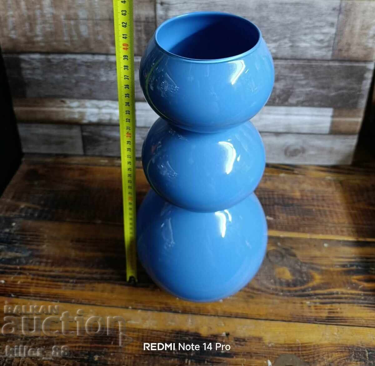 Аукцион Италианска синя стъклена ваза с форма на три свързани сфери Аукцион Италианска синя стъклена ваза с форма на три свързани сфери