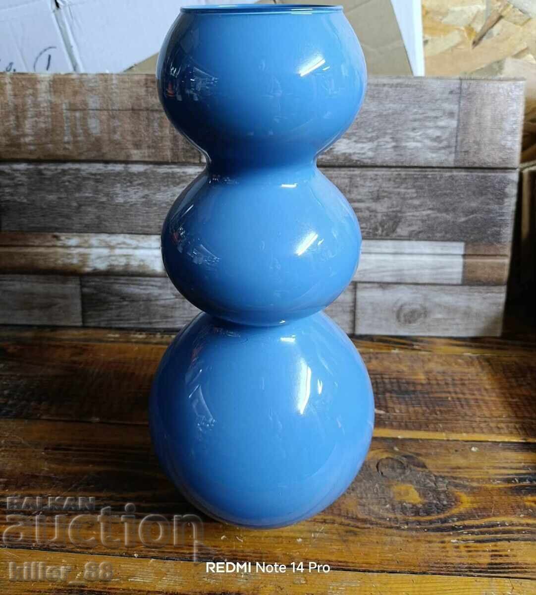 Италианска синя стъклена ваза с форма на три свързани сфери Италианска синя стъклена ваза с форма на три свързани сфери