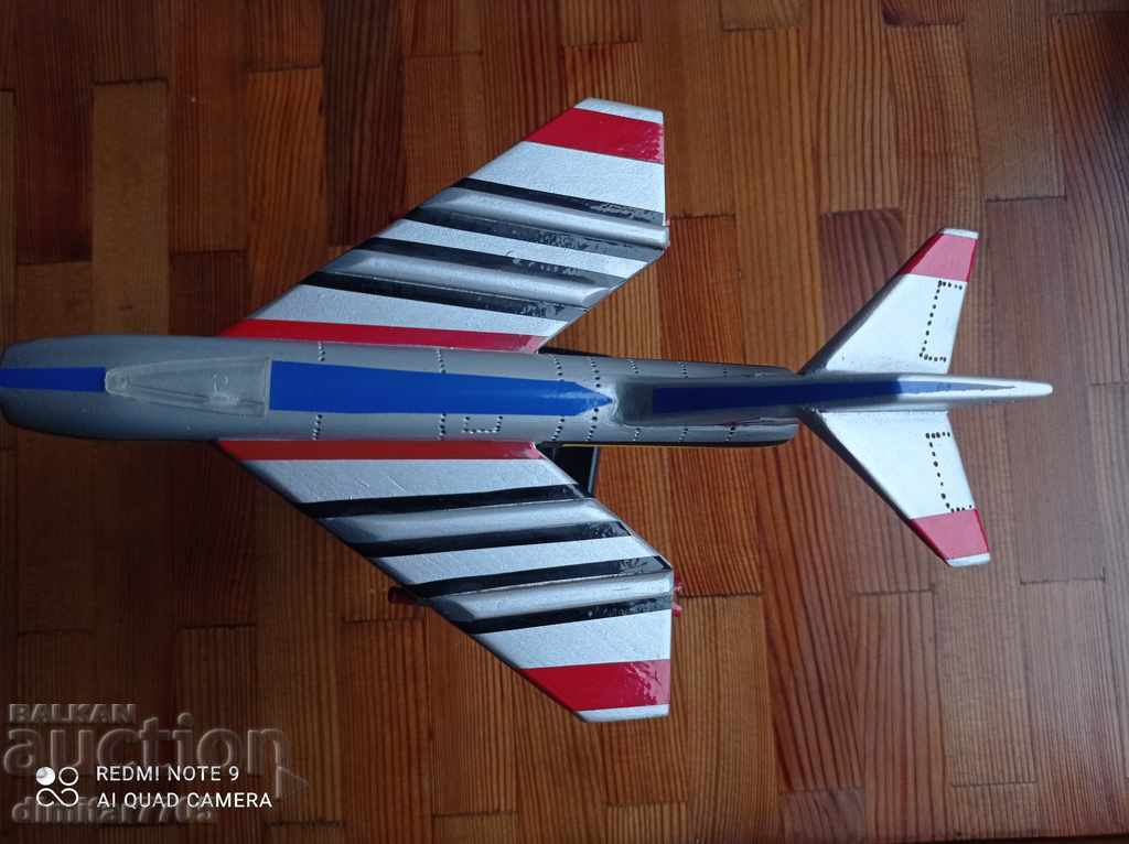 Livrarea Un avion de lemn