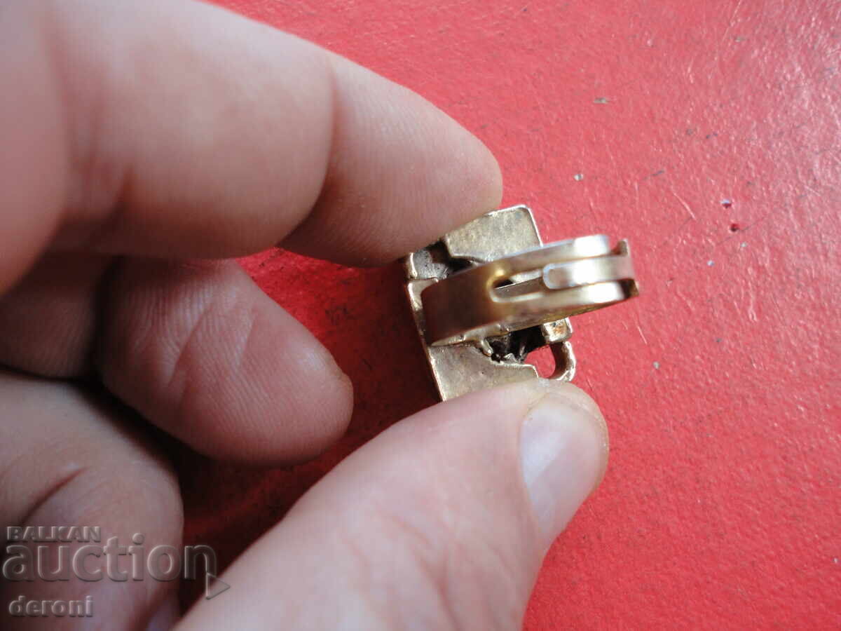 Παράδοση Pozlaten prŭsten s kamŭni 5