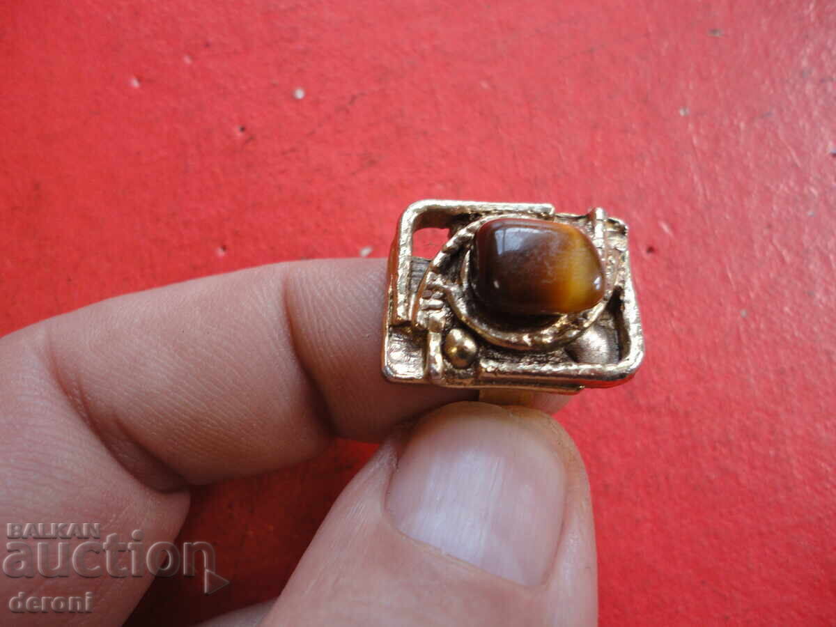 Pozlaten prŭsten s kamŭni 5