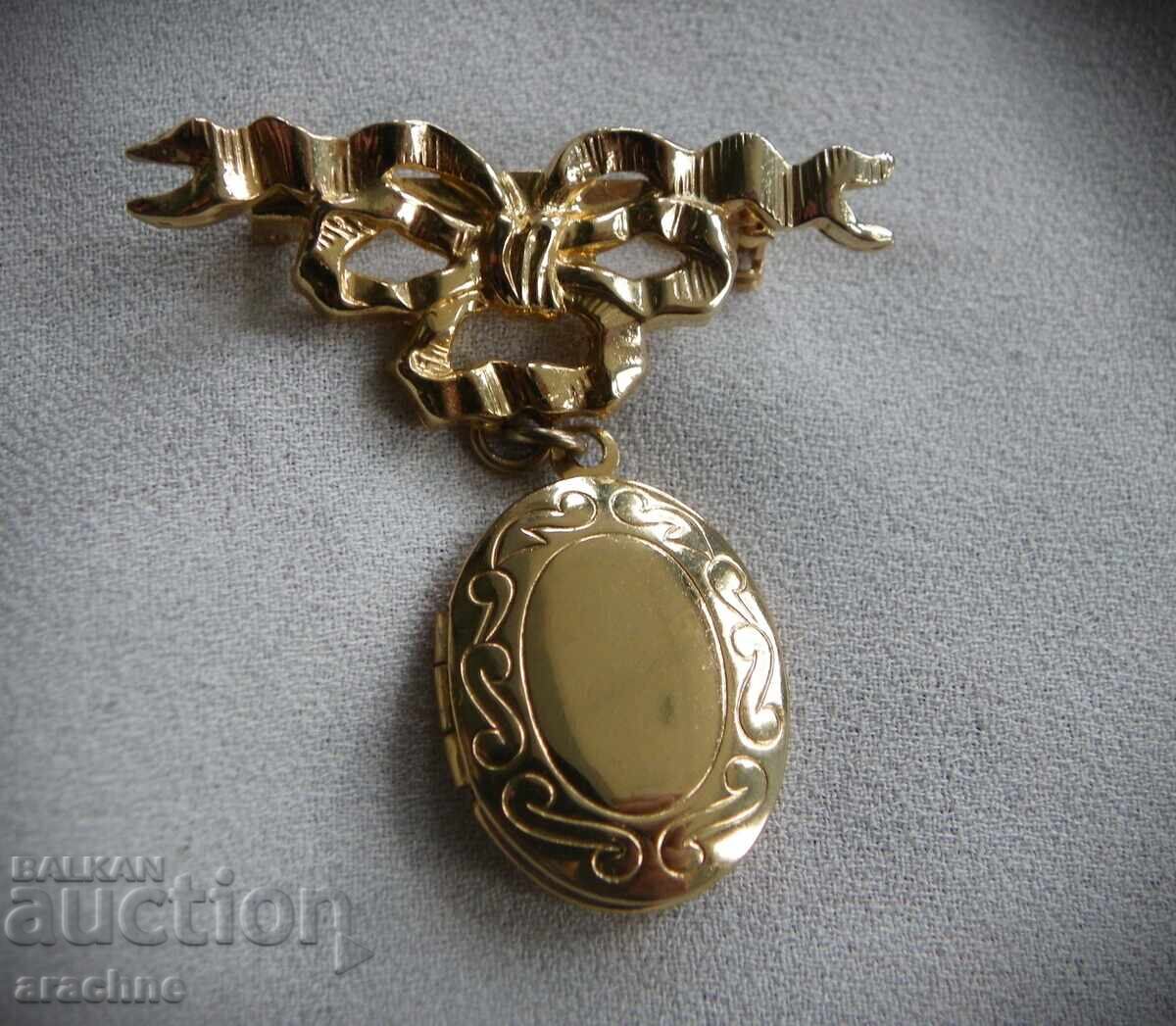 Позлатена брошка с медальон за спомени Позлатена брошка с медальон за спомени