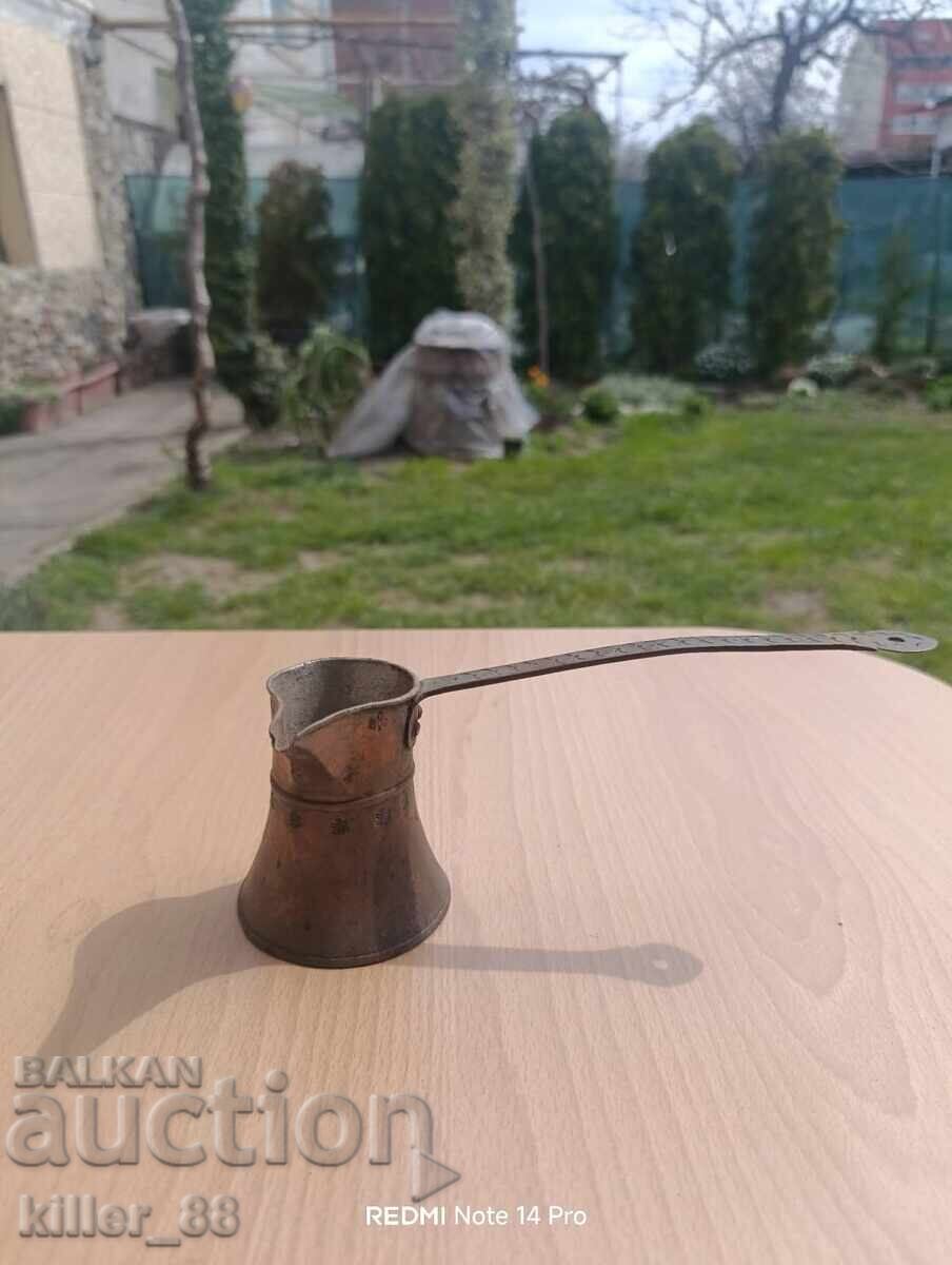 Παλιό βουλγάρικο χάλκινο μπρίκι