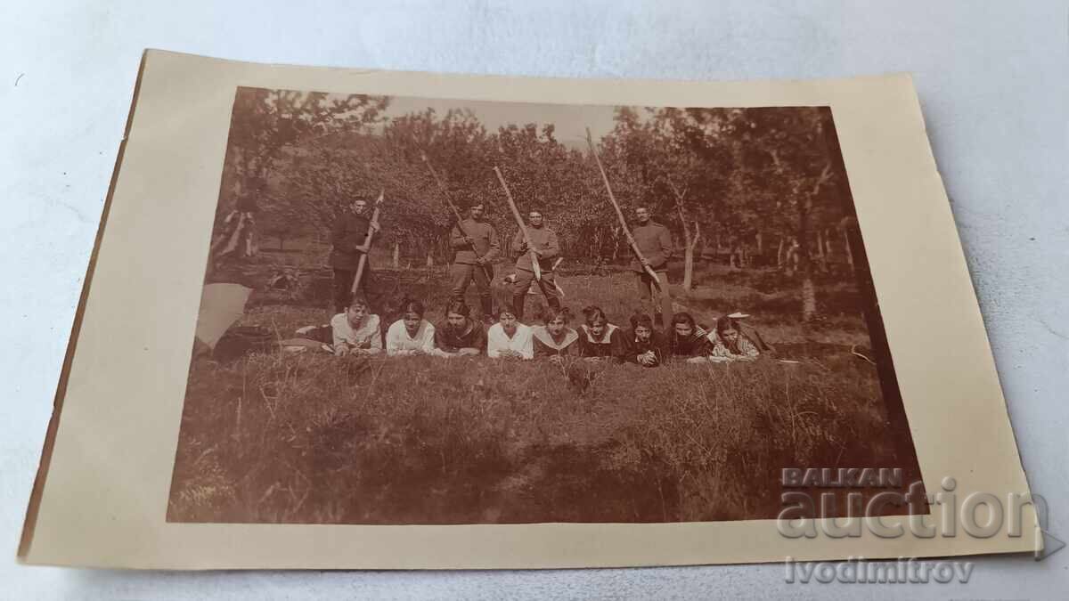 С-ка Офицери и млади момичета легнали по корем на тревата С-ка Офицери и млади момичета легнали по корем на тревата