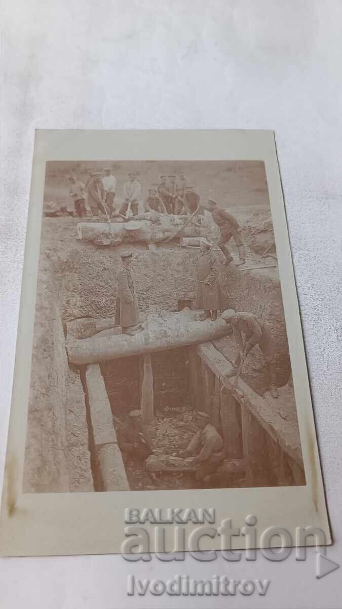 Soldați și ofițeri construind tranșee acoperite pe frontul Primului Război Mondial Soldați și ofițeri construind tranșee acoperite pe frontul Primului Război Mondial