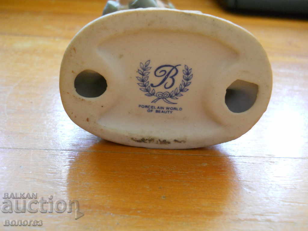 Παράδοση Πορσελάνινη φιγούρα "Porcelain World of Beauty"