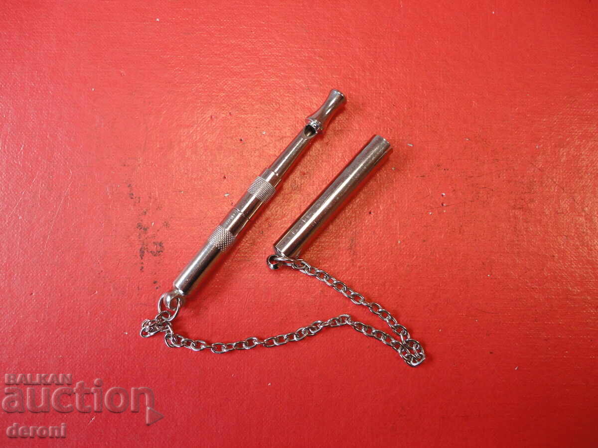 Свирка за дресировка на кучета куче с цена € 5.11 | 9.99 лв.