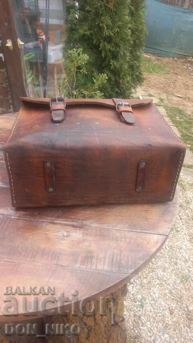 Στρατιωτική, Ιατρική Δερμάτινη Τσάντα με τιμή € 140.00 | 273.82 BGN