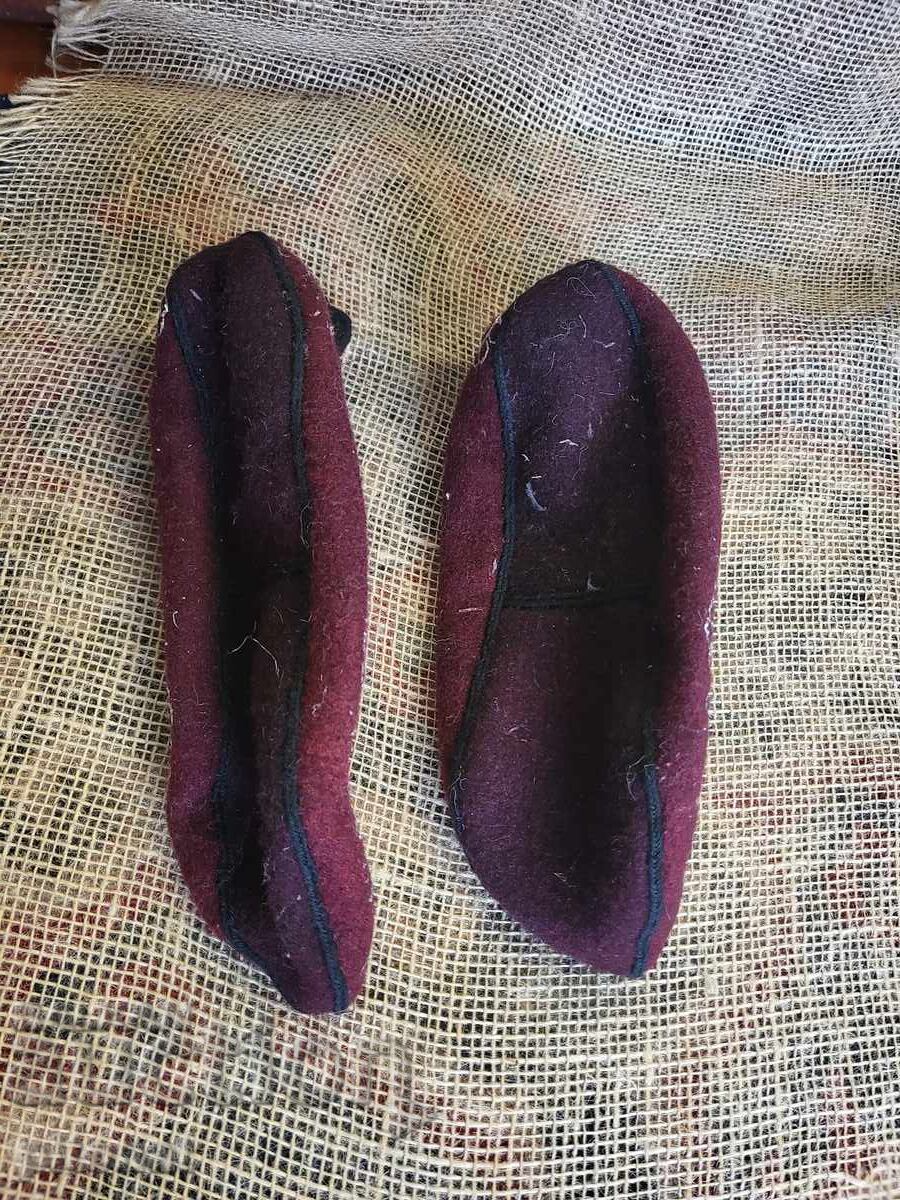 Licitație Autentici papuci tradiționali din Rodopi, brodați