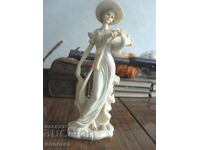 Statuetă "Doamnă cu coș cu trandafiri" de Shudehill Giftware