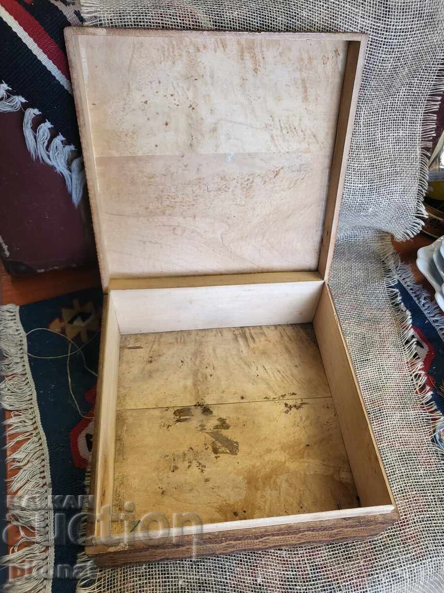 Παράδοση Μεγάλο ξύλινο ζωγραφισμένο κουτί Παράδοση Μεγάλο ξύλινο ζωγραφισμένο κουτί