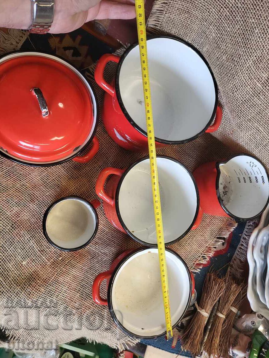 Livrarea Lot de vase emailate roșii din perioada socialistă