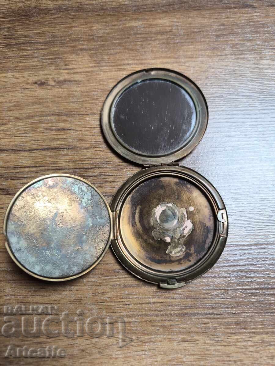 Kutiĭka za pudra ot vintidzh mesing s klenovi lista (SSSR / Retro) cu preț € 1.00 | 1.96 BGN