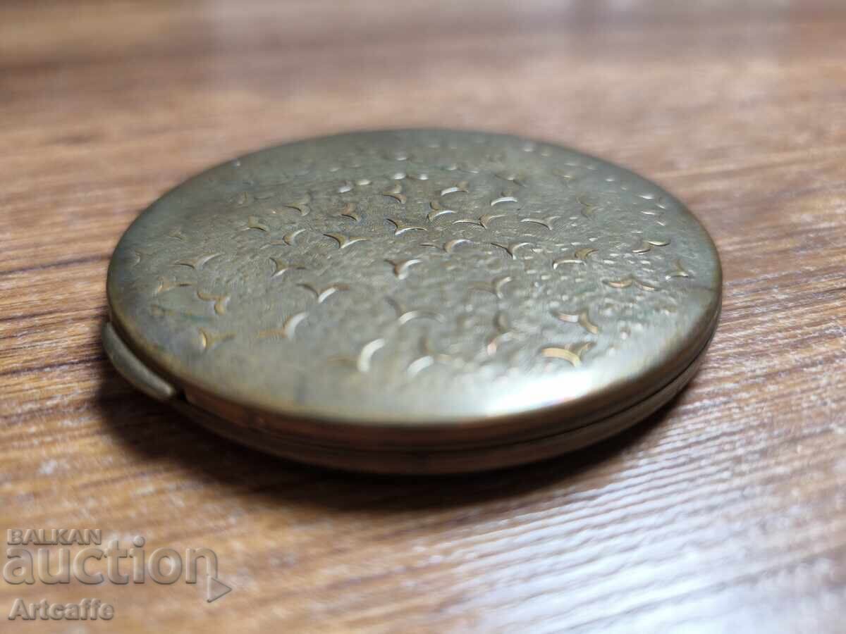 Licitație Kutiĭka za pudra ot vintidzh mesing s klenovi lista (SSSR / Retro)