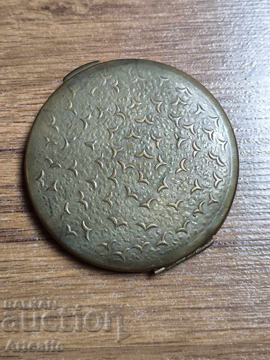 Livrarea Kutiĭka za pudra ot vintidzh mesing s klenovi lista (SSSR / Retro)