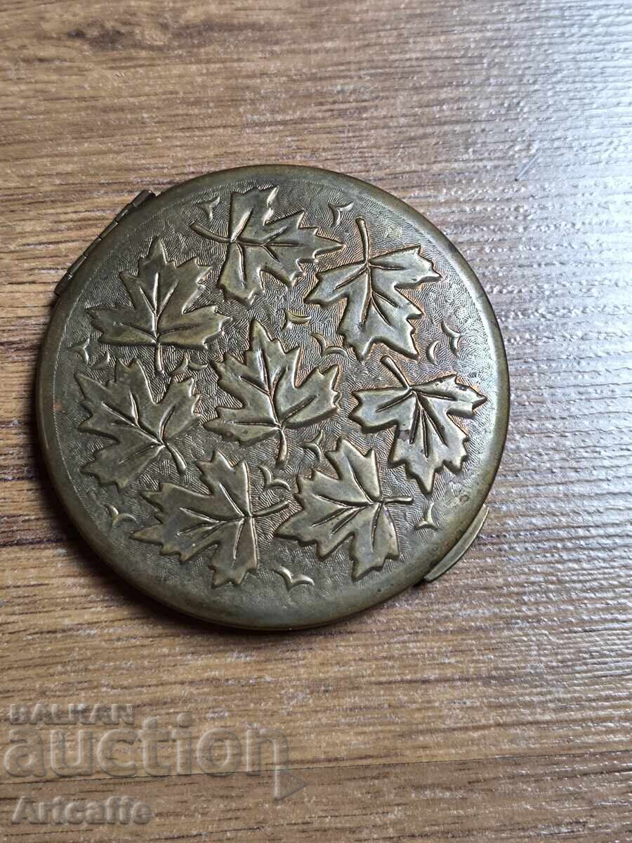 Kutiĭka za pudra ot vintidzh mesing s klenovi lista (SSSR / Retro)