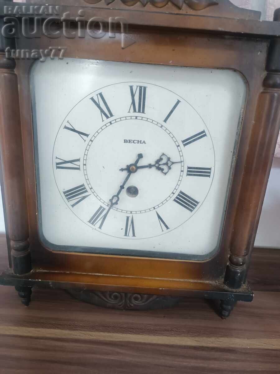 Часовник  механичен  настолен часовник Весна ССР