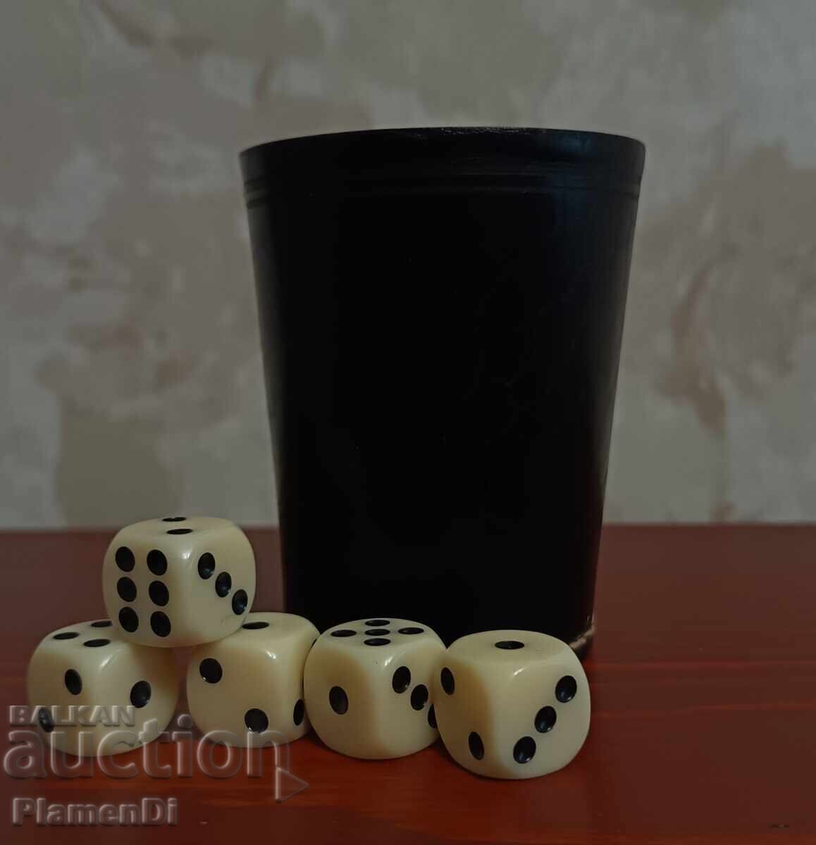 Set de zaruri pentru barbut cu cinci bucăți cu preț € 10.50 | 20.54 BGN